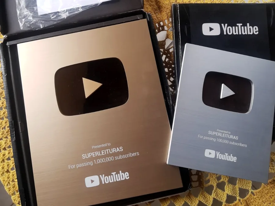 Placas do YouTube de 100 mil e 1 milhão de inscritos do canal Superleituras
